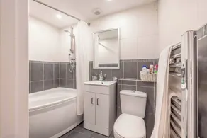 Windsor Town Centre Sleeps 6 - Image 4