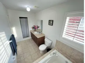 Beautiful 3 bedroom & 3-bathroom vacation home near Toronto Pearson Airport - Image 4