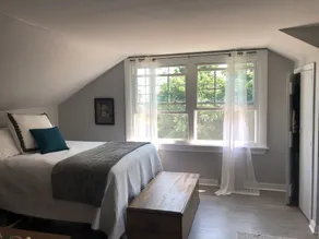 Cottage retreat on tidal pond, steps to the beach - Image 3