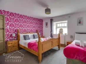 UPSIDEDOWN HOUSE, pet friendly, with a garden in Brewers Quay Harbour - Image 2