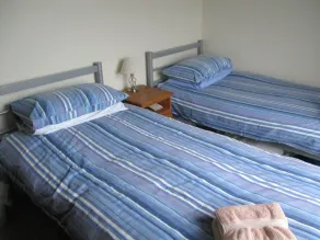 Luxury apartment just yards from the beach sleeps 6 - Image 3