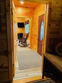 RIVERSIDE RENOVATED 1950's schoolhouse, HOT TUB, Pellet Stove, Pet Friendly - Image 3