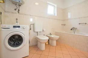 Comfortable and modern apartment with two bedrooms, top location, close to the beach and the center of Porec - Image 2