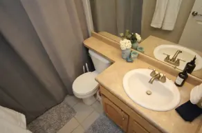 Upscale 2-bedroom with onsite parking. - Image 3
