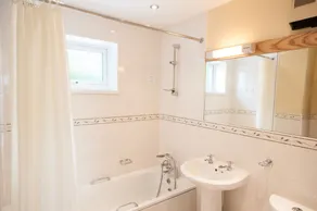 Marlborough Apartment-Premium-River view-2 Bed - Image 4