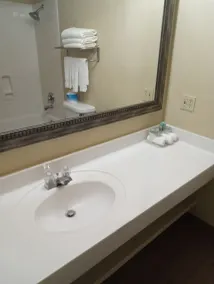 Sunday House Inn and Suites - Image 4