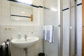 Pequeño apartamento (42 m²) con dormitorio, vestíbulo con guardarropa, cocina, TV, ducha / WC, balcón. - Image 3
