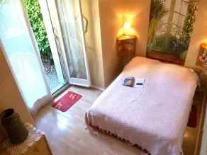 Ground Floor 2-Room Apartment with Garden, Parking, Near Shops and Thermes - Image 3
