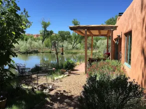 Einzigartiges Chimayo Village Adobe Casita auf einem Wildtierteich zwischen Santa Fe und Taos - Image 4