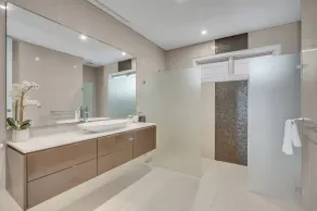 Royal Retreat: Luxury Beachfront View - Image 3