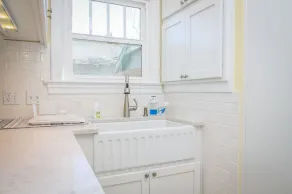 Bungalow de Baker Street, très chaleureux ! À proximité du centre-ville ! Peut accueillir 4 personnes, 50 % de réduction sur le golf local ! - Image 5