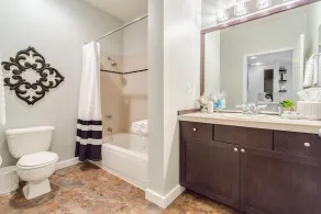 Modern 1 BR Quiet Condo i Seattle centrum, pool, träningsrum, gratis parkering - Image 3