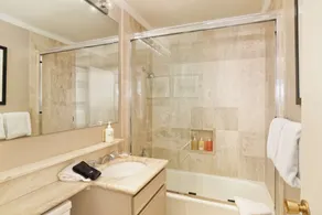 Aspen Condo 1.5 Blocks to Town. Balcony. Outdoor Pool. Sleeping Den w/Sofa Bed, 3 Bathrooms, Gas FP - Image 3