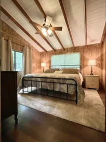 Lakefront Chalet; Hot Tub, Dock, Firepit, Paddle Boat, kajakker, strand og WIFI! - Image 5