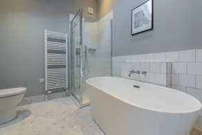 Ursprungligen två stugor, The Old Post Office totalrenoverades år 2018. - Image 4