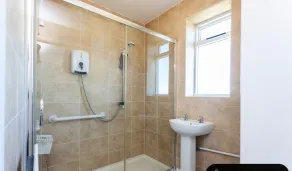 3 Bed - Mountford-Moderno-Apartamento-Baño privado - Image 3