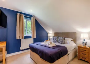 Outstanding and beautifully presented first floor apartment. - Image 2