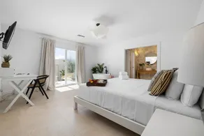 BeachFront Villa w/ Pool, Sleeps 16, Dining, & Tub - Image 2