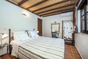 Leedas Farm Cottage with private pool - Image 4