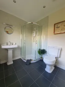 Spacious Highland Getaway*ALL rooms en-suite* (3rd Bedroom optional extra) - Image 4