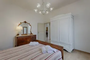 Dreamy Apartment with Veranda, Pool and Parking - Image 5