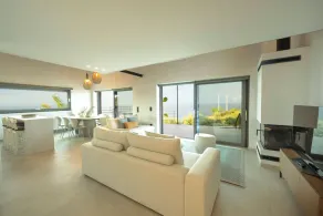Luxury Villa with Private Swimming Pool & Sea View - Image 3