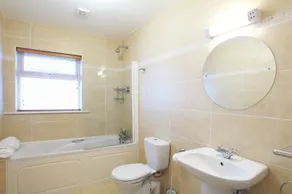 Un roble ardmullen de 3 camas con capacidad para 6 personas en 3 habitaciones. - Image 3