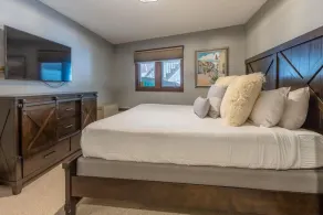 Ski In / Ski Out 4BR / 3BA Private Hot Tub and shared pool - Image 5