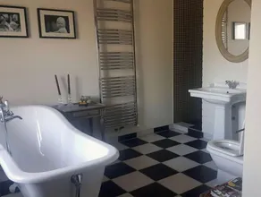 Beautifully restored farmhouse and grounds in the heart of a picturesque village - Image 2