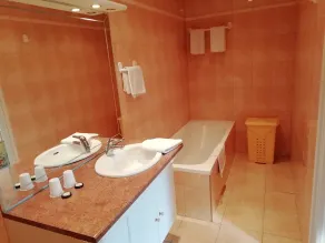 Comfortable flat with pool - Image 4