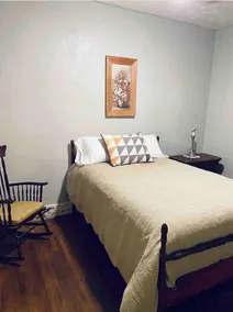 Comfortable historical home, centrally located - Image 5
