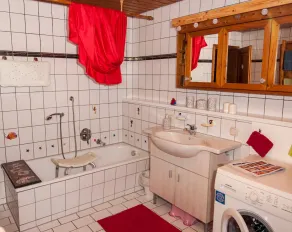 Lägenhet p�� 1: a våningen med täckt terrass och utsikt över sjön och bergen - Image 5