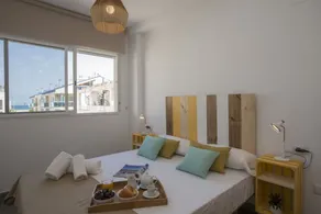 L'appartement à Puçol dispose de 2 chambre(s) et peut accueillir 6 personnes.Logement de 105 m².Il est situé dans une zone idéale pour les enfants et à côté de la mer.Il dispose d'un ascenseur, terrasse de 10 m², lave-linge, fer à repasser, sè - Image 2