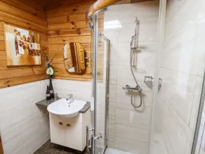 AVOCET LODGE, pet friendly in Tattershall Lakes Country Park - Image 3