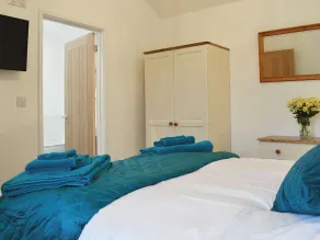 A great choice for couples wanting a relaxing escape close to the coast. - Image 4