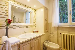 Cozy 3-room apartment with beautiful garden and fantastic view of the lake - Image 2