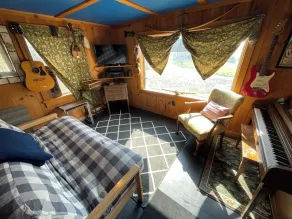 Nature Retreat, Pet Friendly Cozy Cabin On 80 Acres With Fields & Forrest Trails - Image 3