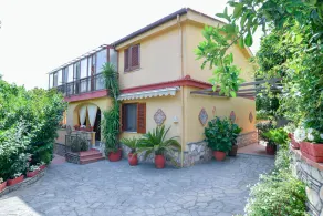 De Vivo Realty - Daisy House - Image 5