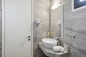 Alexandra Apartment 1 Holiday Home with Balcony & Wi-Fi - Image 3