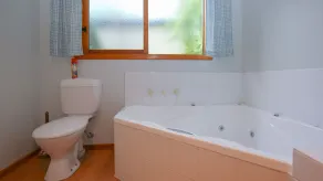 Bright Country Home - Image 4