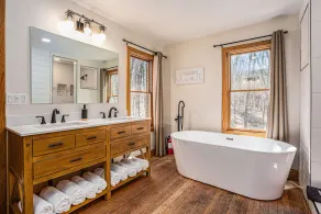 40-acre retreat with hot tub & games - Image 4