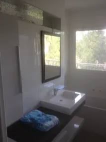 Charmig lägenhet i fastighet med pool och stor park - Image 3