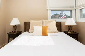 Entire cabin king bed fully stocked kitchen & free parking ideal for long stays! - Image 5