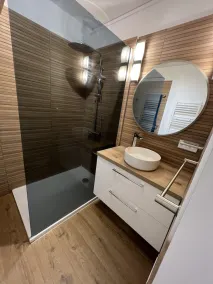 Appartement rénové 3 pièces avec terrasse, climatisation, wifi et garage à Sainte-Maxime - Image 3