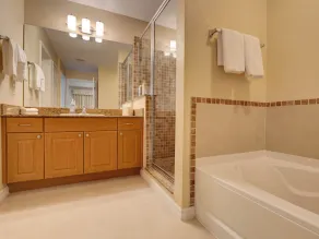 Premium-Universal Studios King Bed Resort Suite, Free Parking,Full Kitchen, Pool - Image 5