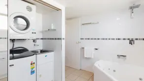 Baywatch Holiday Apartments - Image 3