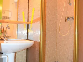 Quiet apartment in station center with parking - Image 2