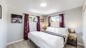 Bright & Spacious Upper Unit with Two Bedrooms in Denver - Image 4