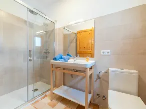 Skøn privat feriebolig for 6 personer med klimaanlæg, WIFI, TV og gårdhave - Image 4