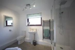 Rummelig moderne 3 værelses bungalow, tæt på strande og kyststi - Image 5